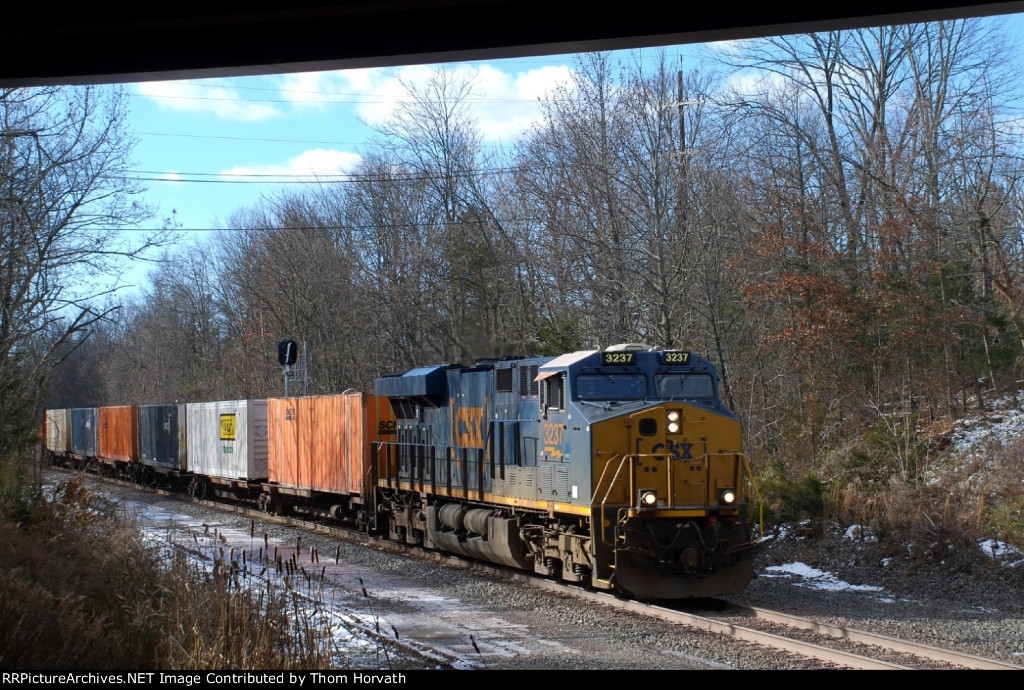 CSX 3237 leads intermodal I030 beneath the Routh 206 overpass